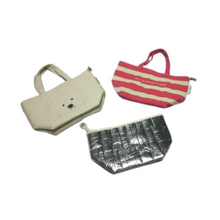 A canvas picnic thermal bag with aluminum foil insulation and thermal zipper pocket for outdoor use